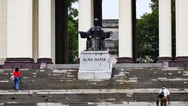 La gente sube las escaleras de la Universidad de La Habana en La Habana el 4 de junio de 2025.
