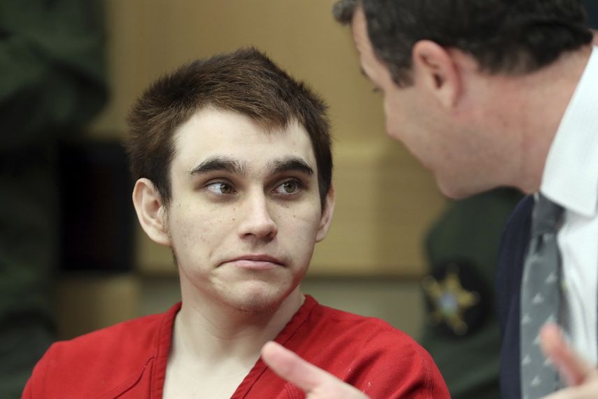 Nikolas Cruz, acusado del asesinato de 17 personas en una la escuela de Florida, habla con uno de sus abogados defensores antes de una audiencia en el Palacio de Justicia del Condado de Broward en Fort Lauderdale, Florida, el miércoles 22 de enero de 2020.