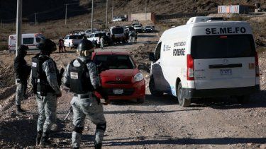 Miembros de la Guardia Nacional custodian la escena del crimen donde fue asesinado un agente del Instituto Nacional de Migración (INM) en un cerro cerca del retén militar de Precos, en la localidad de Samalayuca, municipio de Juárez, estado de Chihuahua, México, el 30 de diciembre de 2024.