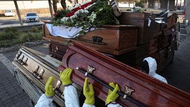 &nbsp; Los trabajadores recogen y apilan los ata&uacute;des de las personas que han sido cremadas recientemente en medio de la pandemia del nuevo coronavirus en el cementerio de La Recoleta en Santiago, Chile, el martes 30 de junio de 2020.&nbsp;