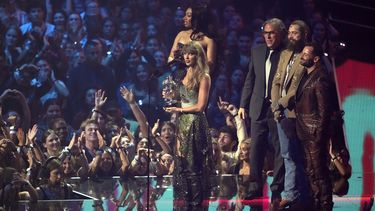 Taylor Swift, centro, y Post Malone, tercero de izquierda derecha tras Swift, reciben el premio al video del año por Fortnight durante los Premios MTV a los Videos Musicales el miércoles 11 de septiembre de 2024 en la Arena UBS en Elmont, Nueva York. La presentadora Megan Thee Stallion, desde el extremo izquierdo, el cinefotógrafo Rodrigo Prieto y Ethan Tobman miran.