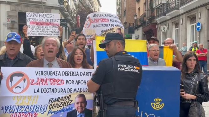 Venezolanos y españoles protestan contra el expresidente José Luis Rodríguez Zapatero en Madrid, este martes 24 de septiembre de 2024