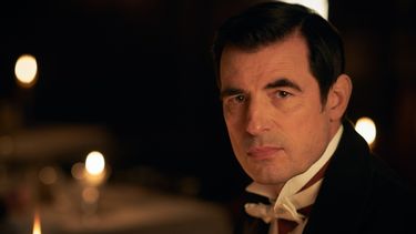 Claes Bang caracterizado como Dr&aacute;cula.&nbsp;
