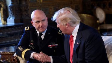 H.R. McMaster, asesor de Seguridad Nacional de la Casa Blanca, junto al presidente Donald Trump.