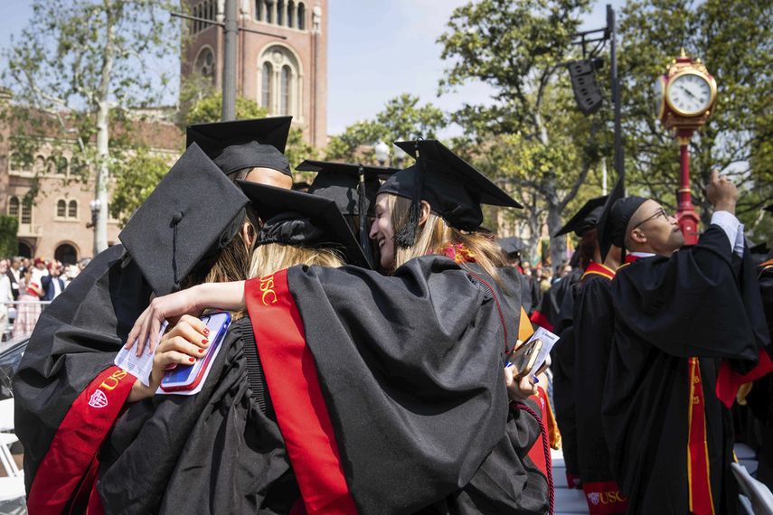Estudiantes celebran una graduación 