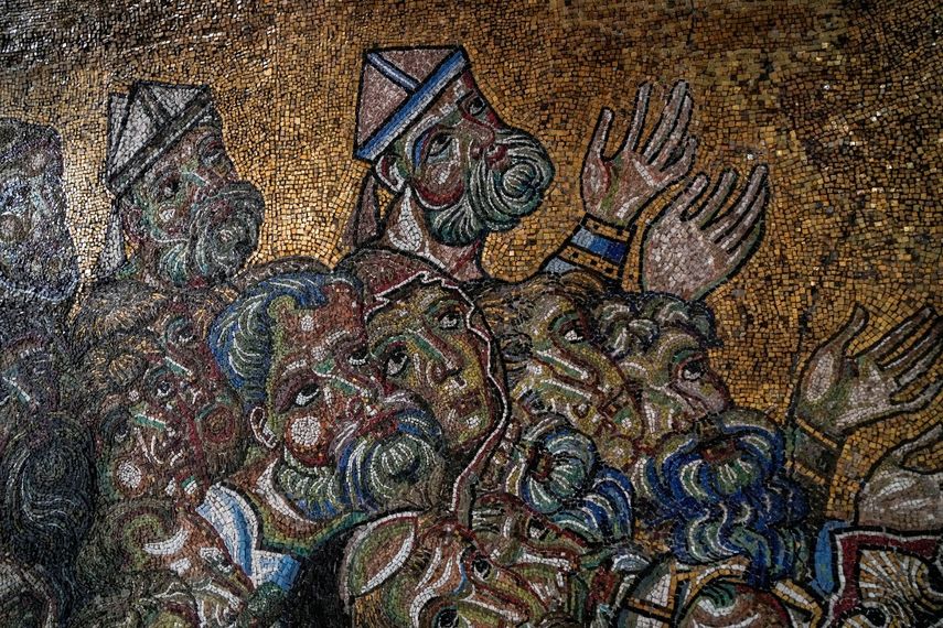 Detalle de los mosaicos que adornan la cúpula del Bautisterio de San Juan, una de las iglesias más antiguas de Florencia, Italia, 7 de febrero de 2023. Un enorme andamio que se alza desde el centro de la iglesia estará abierto al público para que pueda ver de cerca los mosaicos.