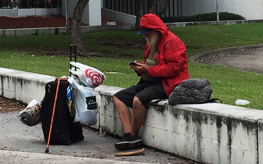 Florida se apresta a prohibir a miles de personas sin hogar dormir en la  vía pública