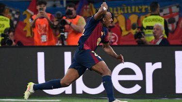 &nbsp;El defensa francés #23 del Barcelona, Jules Kounde, celebra el tercer gol de su equipo durante la final de la Copa del Rey de España entre el FC Barcelona y el Real Madrid CF en el estadio La Cartuja de Sevilla el 26 de abril de 2025.
