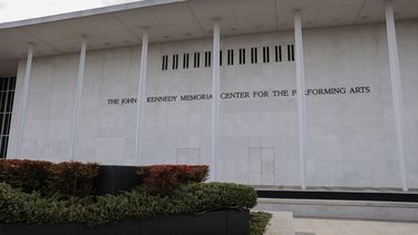 El Centro Conmemorativo John F. Kennedy para las Artes Escénicas, visto el 18 de diciembre de 2025 en Washington, D.C. La secretaria de prensa de la Casa Blanca, Karoline Leavitt, anunció en X que la junta directiva del Centro Kennedy cambiará el nombre del edificio a Centro Trump-Kennedy.
