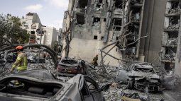 Los servicios de emergencia y agentes de seguridad israelíes buscan víctimas entre los escombros de un edificio impactado por un misil iraní en Beersheba, al sur de Israel, el 24 de junio de 2025. El presidente estadounidense, Donald Trump, anunció un alto el fuego gradual de 24 horas que comenzaría alrededor de las 04:00 GMT del 24 de junio, al que Israel declaró estar de acuerdo. Irán no ha aceptado formalmente el alto el fuego.&nbsp;