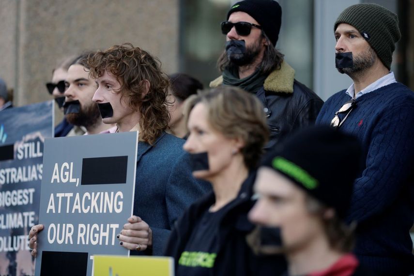 Partidarios de Greenpeace manifiestan frente a la Corte Federal en Sydney.