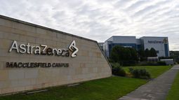 Logo a la entrada de uno de los centros de la farmacéutica británica AstraZeneca. Logo a la entrada de uno de los centros de la farmacéutica británica AstraZeneca.