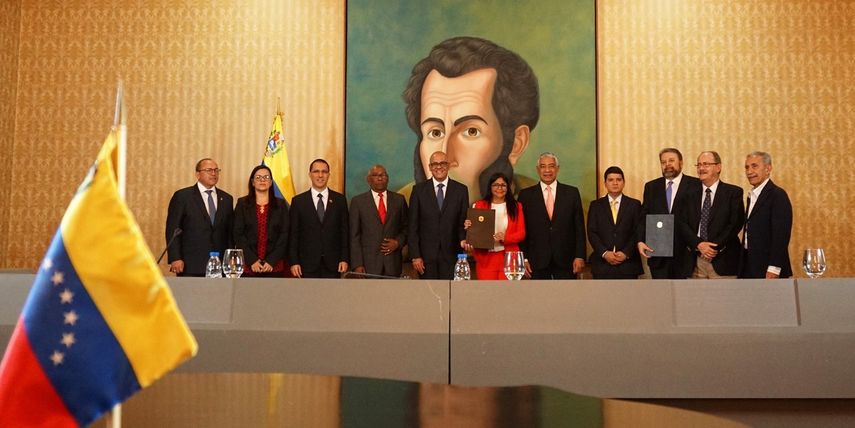 Firma del acuerdo entre el régimen de Nicolás Maduro y personas que aseguran ser de la oposición. 