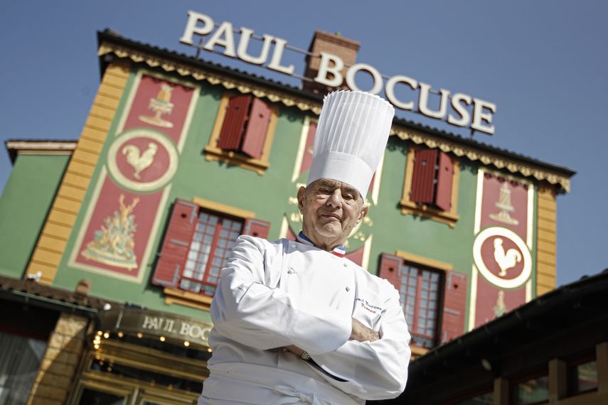 En esta foto del 24 de marzo de 2011, el chef franc&eacute;s Paul Bocuse posa frente a su restaurante de tres estrellas LAuberge du Pont de Collonges en Collonges-au-Mont-dor, Francia.&nbsp;