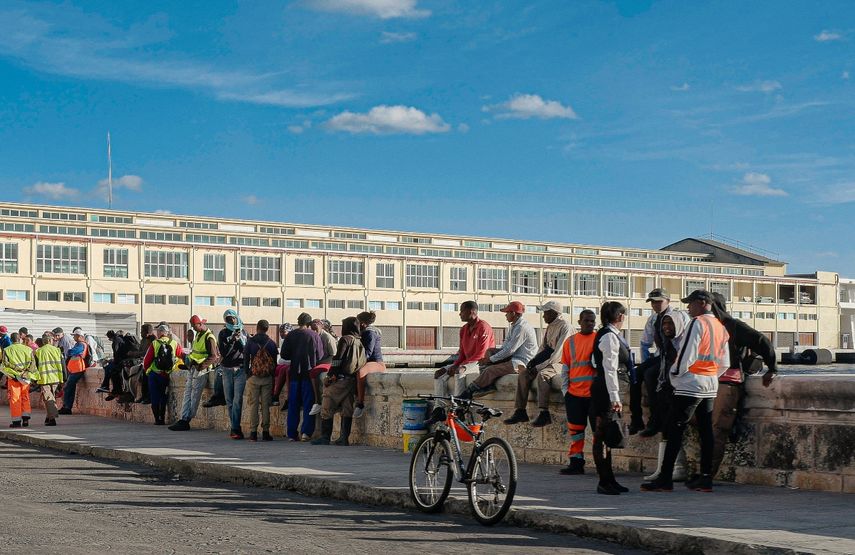 Los trabajadores en La Habana el 4 de diciembre de 2024.&nbsp;