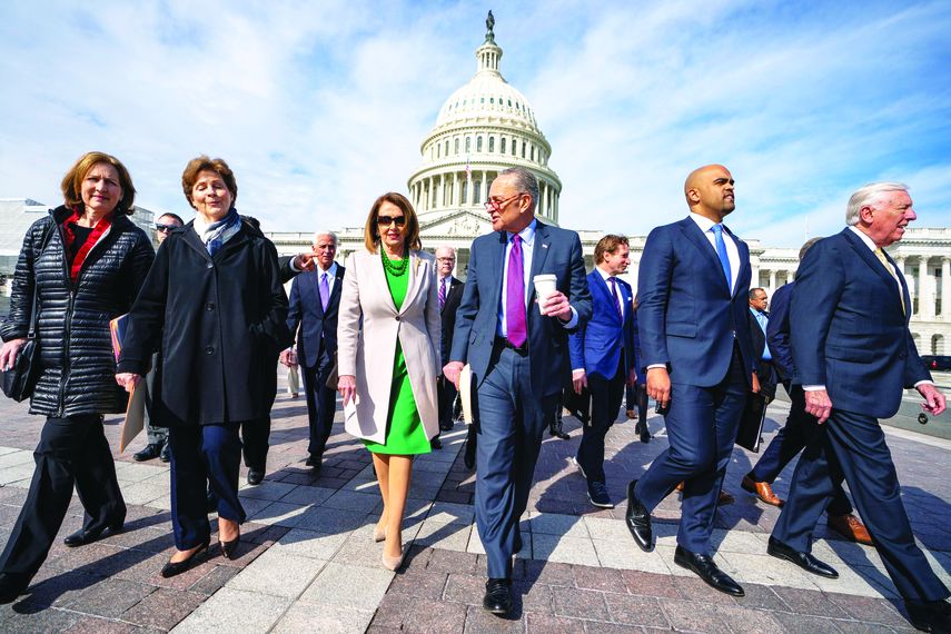 Un grupo de legisladores salen del Congreso tras una sesión plenaria.&nbsp;