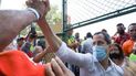 El presidente encargado de Venezuela, Juan Guaidó, saluda a un simpatizante en un acto en el estado Lara, Venezuela.