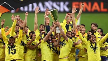 Los jugadores del Villarreal levantan el trofeo tras ganar la final de la UEFA Europa League entre el Villarreal CF y el Manchester United en el estadio de Gdansk en Gdansk el 26 de mayo de 2021. &nbsp; &nbsp;