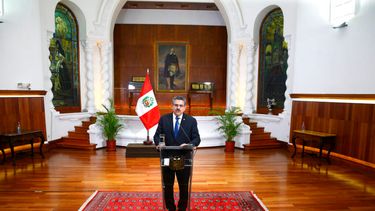 En esta foto de archivo del 15 de noviembre de 2020, publicada por el Palacio Presidencial de Perú, el presidente interino de Perú, Manuel Merino, anuncia su renuncia a través de un discurso televisado desde el Palacio Presidencial en Lima, Perú.