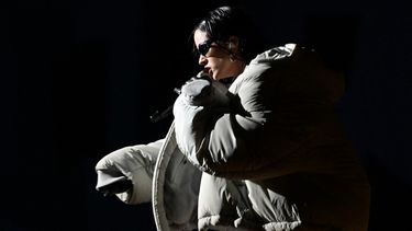 La cantante española Rosalía se presenta durante la colección Menswear Ready-to-wear Otoño-Invierno 2023-2024 para Louis Vuitton en la semana de la moda de París el 19 de enero de 2023.