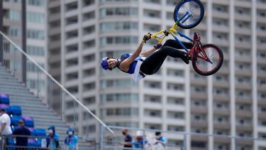 El venezolano Daniel Dhers dando un suelto en la jornada de clasificación del BMX Freestyle de los Juegos Olímpicos de Tokio