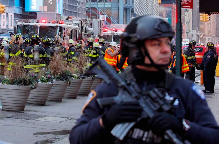 Un agente de la Policía de Nueva York vigila la zona de Time Square, mientras sus compañeros investigan el suceso que estuvo a punto de&nbsp;ocasionar otro acto terrorista atroz.