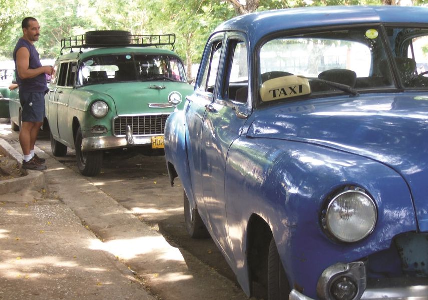 Los boteros en la isla se buscan la vida, a pesar de las trabas del sistema. 