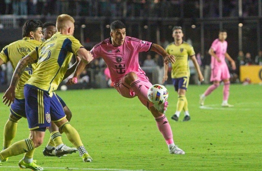 Luis Suárez, del Inter Miami, toca el balón contra Real Lake City, la noche del miércoles en el Chase Stadium de Fort Lauderdale.&nbsp;