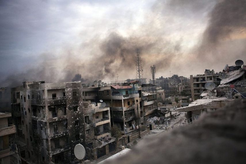 Las guerras, como las que ocurren en Medio Oriente, son los mayores contaminantes del planeta. En la foto, un bombardeo en Alepo, Siria (EFE)