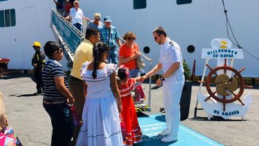 Pese a la amenaza de la pandemia de coronavirus, el r&eacute;gimen sandinista expone a ni&ntilde;os al enviarlos a recibir a turistas europeos del Crucero Amadea, el pasado 15 de marzo.