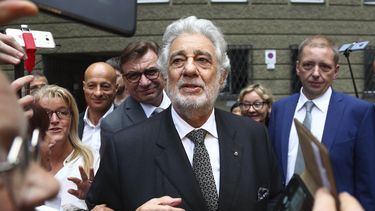 En esta fotograf&iacute;a de archivo del 25 de agosto de 2019 Pl&aacute;cido Domingo platica con admiradores en la &oacute;pera Festspielhaus tras interpretar Luisa Miller de Giuseppe Verdi en Salzburgo, Austria.&nbsp;