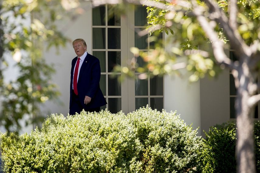 El presidente Donald Trump camina hacia la Oficina Oval despu&eacute;s de una presentaci&oacute;n en el Patio Sur de la Casa Blanca, el lunes 15 de julio de 2019, en Washington.&nbsp;