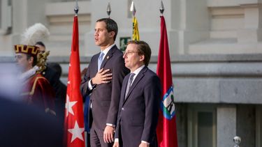 El alcalde de Madrid, Jos&eacute; Luis Mart&iacute;nez-Almeida (der) recibe a Juan Guaid&oacute; (izq) antes de la ceremonia de la entrega de la Llave de Oro de Madrid, en Madrid a 25 de enero de 2020