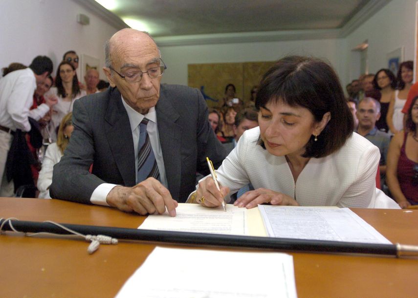 El premio Nobel de Literatura, José Saramago, y su mujer&nbsp;Pilar&nbsp;del&nbsp;Río, durante la ceremonia de su boda civil, celebrada en el Ayuntamiento de Castril, en Granada.