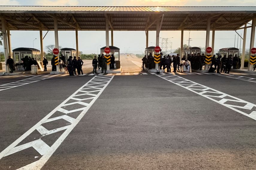 Efectivos de la Guardia Nacional Bolivariana en el puente binacional de Tienditas, en la frontera con Colombia.