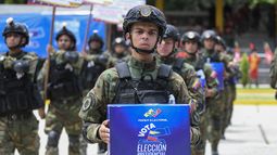 Un soldado del ejército sostiene una urna mientras participa en un desfile militar mostrando material electoral que se utilizará en las próximas elecciones presidenciales en Fuerte Tiuna en Caracas el 24 de julio de 2024. Venezuela celebrará elecciones presidenciales el 28 de julio de 2024.