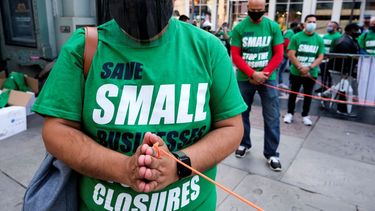 Dueños de pequeños y medianos negocios participan en una protesta en Los Angeles en busca de alternativas para salvar sus negocios, impactados por la pandemia. &nbsp;