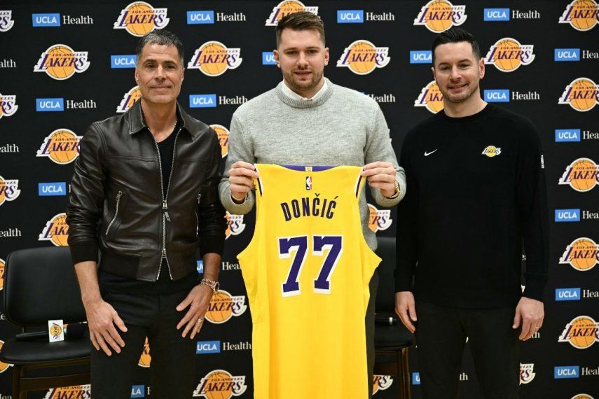 El esloveno Luka Doncic (centro) posa con el entrenador de los Lakers de Los Ángeles, JJ Redick (derecha), y el gerente general, Rob Pelinka, durante la rueda de prensa de su presentación como nuevo miembro del equipo, el 4 de febrero de 2025.