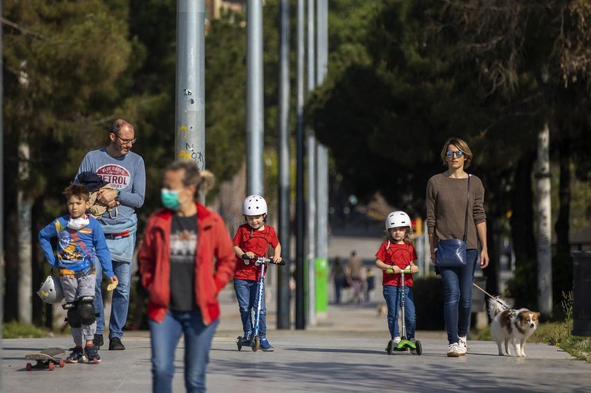 Familias caminan por un bulevar en Barcelona, Espa&ntilde;a, el domingo 26 de abril de 2020. A partir del domingo, los ni&ntilde;os menores de 14 a&ntilde;os en Espa&ntilde;a pudieron salir a la calle despu&eacute;s de seis semanas de confinamiento debido al coronavirus.&nbsp;