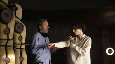 En esta imagen difundida por Warner Bros. Pictures, el director Denis Villeneuve, a la izquierda, y el actor Timothee Chalamet en el set de Dune.&nbsp;