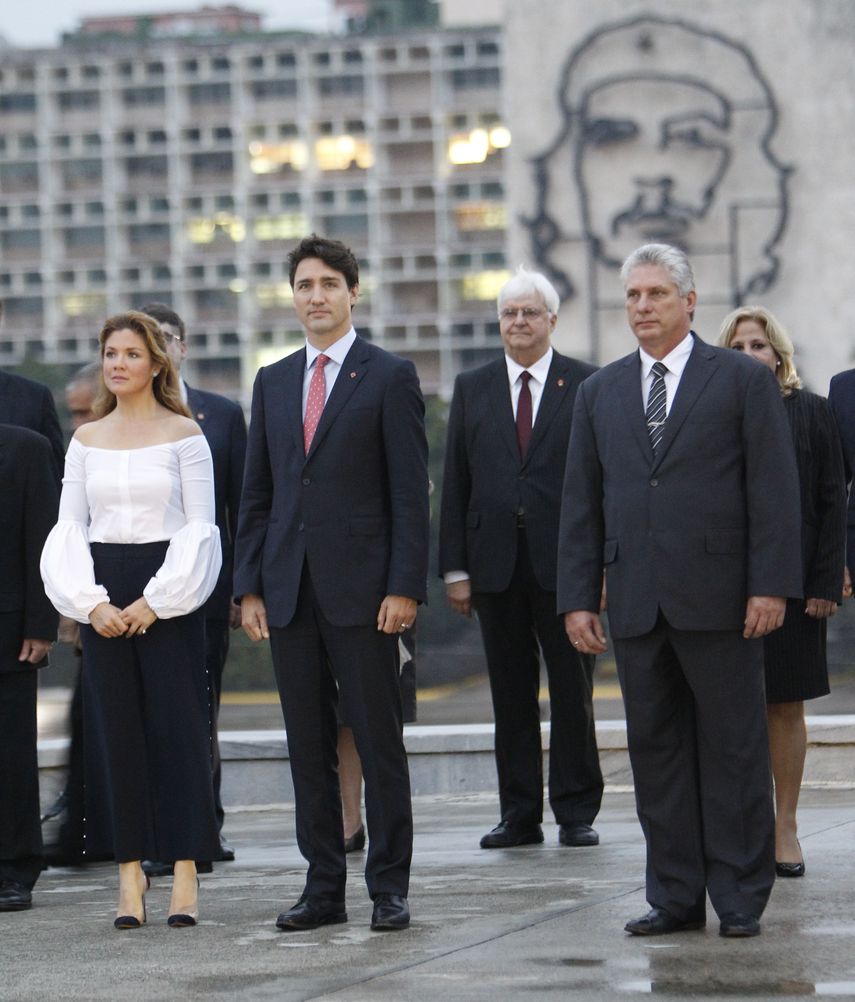El primer Ministro de Canadá, Justin Trudeau (c), y su esposa, Sophie Grégoire (i), durante una visita a La Habana junto a Miguel Díaz-Canel.