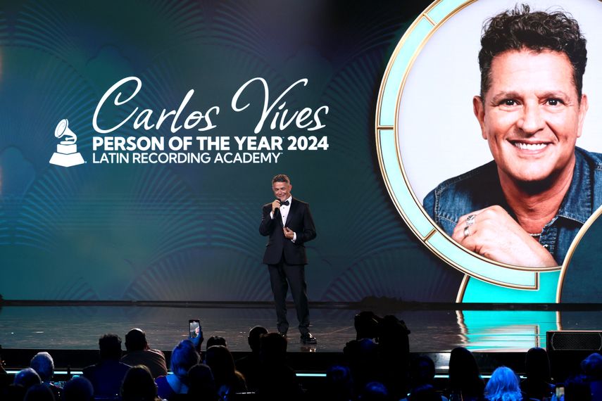 Alejandro Sanz habla en el escenario durante la ceremonia de la Persona del Año de la Academia Latina de la Grabación 2024 en honor a Carlos Vives en el Centro de Convenciones de Miami Beach el 13 de noviembre de 2024 en Miami, Florida.