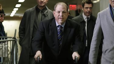 Harvey Weinstein llega a la corte para su juicio por cargos de violación en Nueva York, el viernes 24 de enero del 2020. 