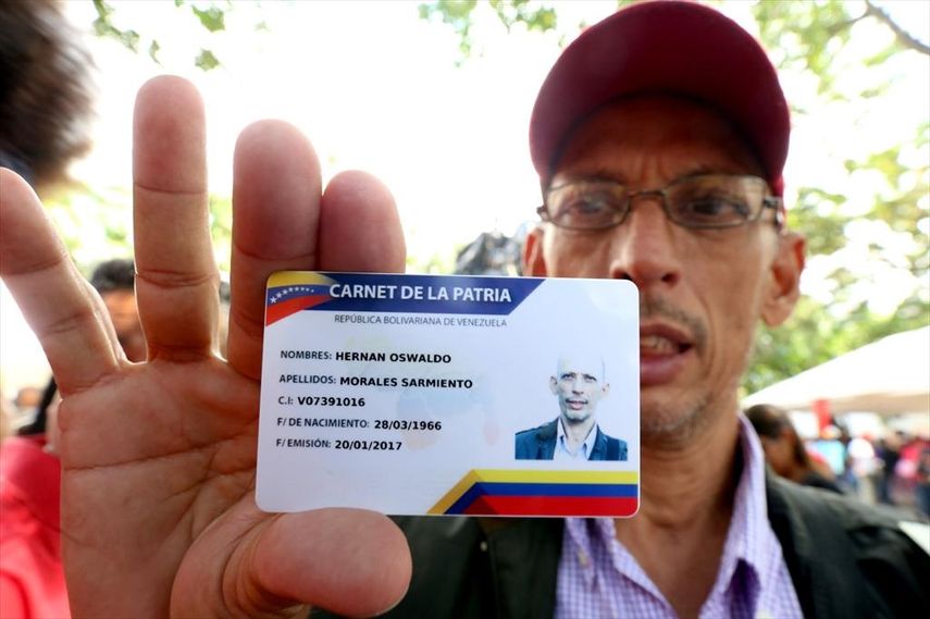 El Carnet de la Patria es requisito indispensable impuesto por el chavismo para realizar algunos trámites en la administración pública.