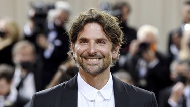Bradley Cooper asiste a la gala benéfica del Instituto de Vestuario del Museo Metropolitano de Arte que celebra la inauguración de la exposición In America: An Anthology of Fashion el lunes 2 de mayo de 2022 en Nueva York. La familia de Leonard Bernstein defendió al actor de las críticas.