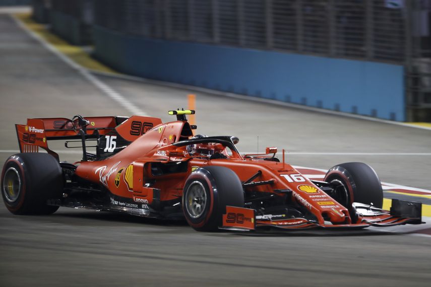 Leclerc tuvo una vuelta de 1 minuto y 36,217 segundos en el circuito callejero de 5 kil&oacute;metros de Marina Bay, 0,191 segundo mejor que Hamilton. El compa&ntilde;ero de Leclerc Sebastian Vettel fue tercero.
