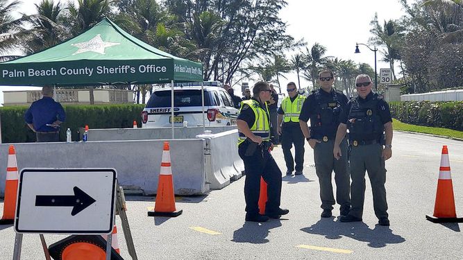 Agentes de la policía revisan un retén de seguridad en Palm Beach, Florida, el viernes 31 de enero de 2020.&nbsp;