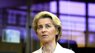 La presidenta de la Comisión Europea, Ursula von der Leyen, espera al comienzo de una reunión de comisarios en la sede de la UE en Bruselas, el miércoles 20 de julio de 2022.&nbsp;