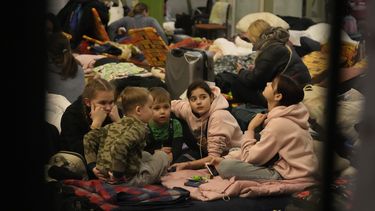 Niños refugiados de Ucrania juegan en un albergue para mujeres y niños en la estación de tren en Przemysl, Polonia, el jueves 3 de marzo de 2022. 