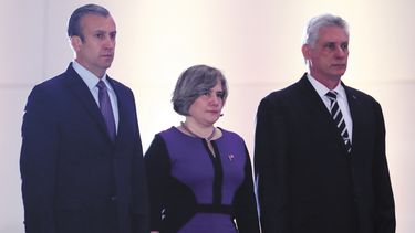 La primera dama de Cuba, Lis Cuesta Peraza, flanqueada por&nbsp; el vicepresidente de Venezuela, Tareck El Aissami y Miguel Díaz-Canel.&nbsp;